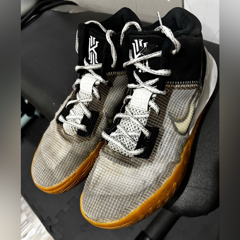 Mens Nike Kyrie Flytrap 4 basketball shoes in a black/white